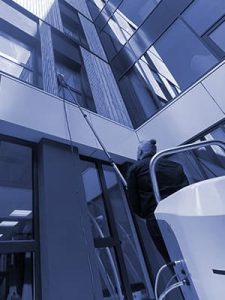 Nettoyage des vitrages d'un bâtiment professionnel à l'aide d'une perche leopole